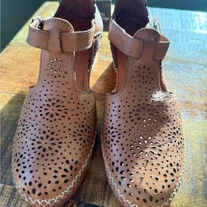 Spring Step Women's Tan Leather Cutout Shoes